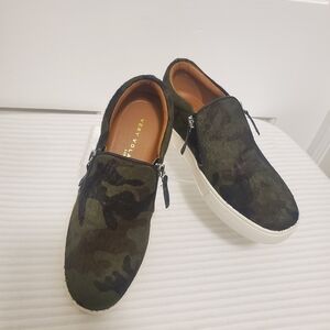 NWOB Very Volatile Los Angeles Normande Slipon Sneaker Shoes Size 6M, Camo Print